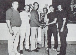 Gilles Joyal, champion 1971 félicité par Jacques Bricault, Fernand Dutremble, Gilles Pouliot, Alex Gaudreau et André Déragon.