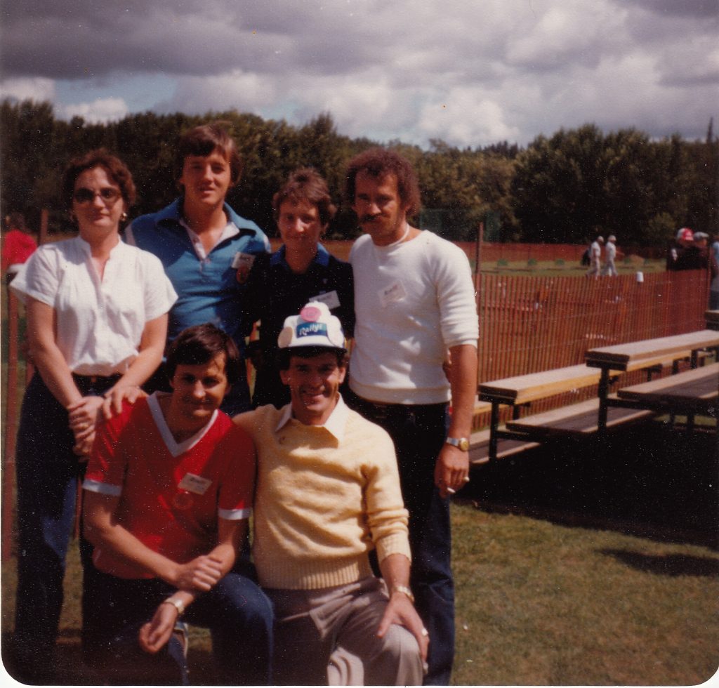 Délégation québécoise à Edmonton au Championnat Canadien 1980: (avant) Gilles Joyal et Gérard Dion. (arrière) Mme Moreau, Jean Gauthier, Claudette Moreau et Fernand Thibeault.