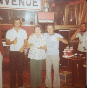 1980 environ au Lac St-Jean. Henriette est entourée de Martin Simard et Yvon Gendron.