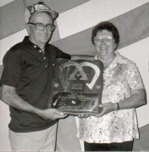 Fernand et Henriette Dutremble honorés lors du Championnat 1983 à St-Gédéon au Lac St-Jean.