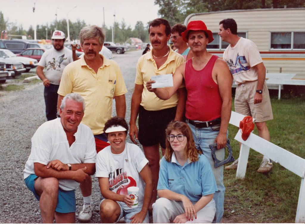 Au Camping Tropicana le 26 juillet 1992: (arrière) René Croteau, Réginald Lavoie et Gilles Joyal. (avant) le directeur du Tropicana, Lucy Thibault et Johanne Carrière.