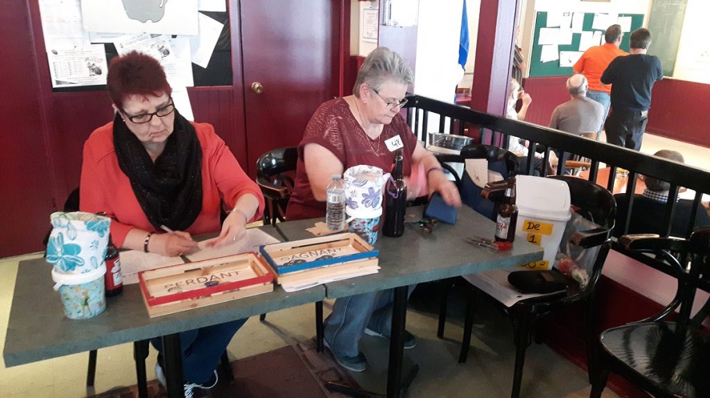 Table des Officiels avec Diane Brassard et Ginette Charette.