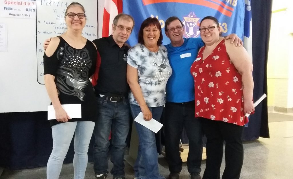 Boursiers parmi les joueurs du B: Johanne Desrochers, Michel Favreau, Lucie Côté, Yves Huppé et la gagnante Jacinthe Carrier.