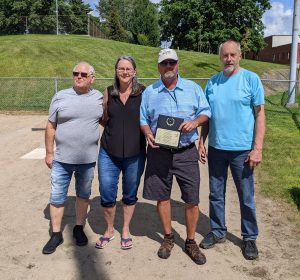 Jean Gauthier recevant sa plaque d'intronisé avec entre autres sa sœur et son frère.