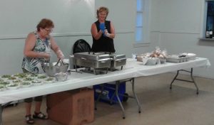 Aline Filion et Louise Leclair, bénévoles lors du repas.