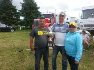 6 août - Chambord - gagnants C: Guy Ouellet & Ghislain Roberge, félicités par Guylaine Dion.