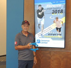 Pierre devant l'affiche du Florence Center.