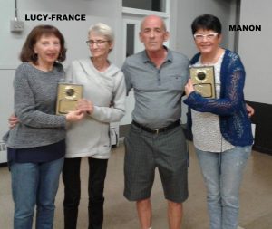 Manon et Lucy-France Dutremble recevant les plaques pour Fernand et Henriette Dutremble.